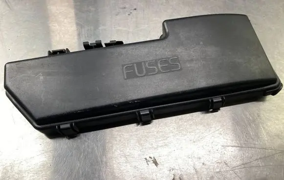Volvo V70 Fuse box cover 9494211