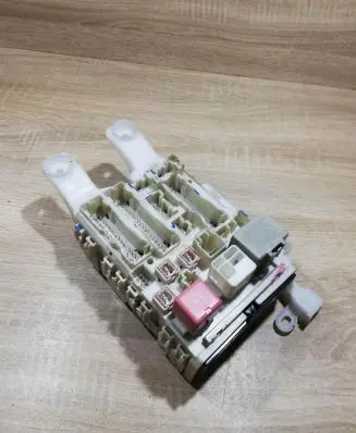 Toyota RAV 4 (XA30) Fuse module 8273042011 8C260364