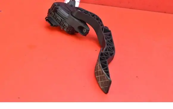 Accelerator throttle pedal