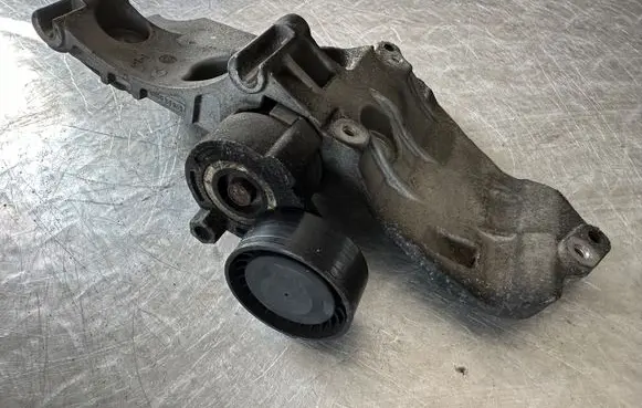 Renault Scenic III - Grand scenic III Generator/alternator bracket 8200669494