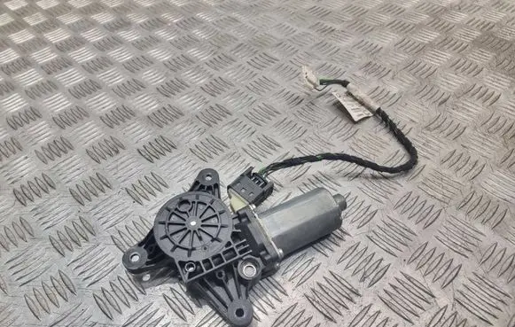 Mercedes-Benz Vito Viano W639 Front door window regulator motor 0130821941