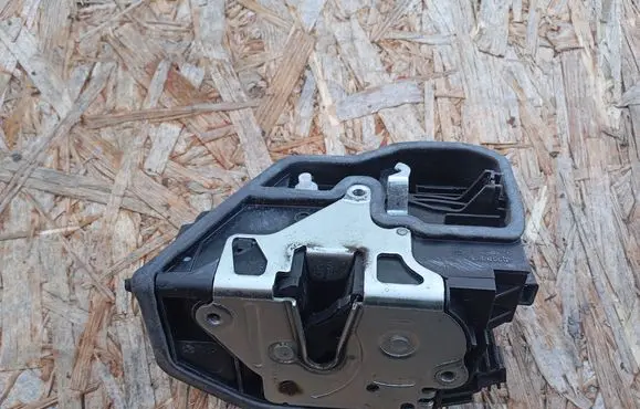 BMW 1 E81 E87 Front door lock (next to the handle) 7202149 A053702