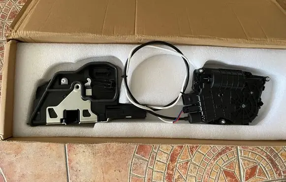 BMW 5 GT F07 Front door lock 51217148475