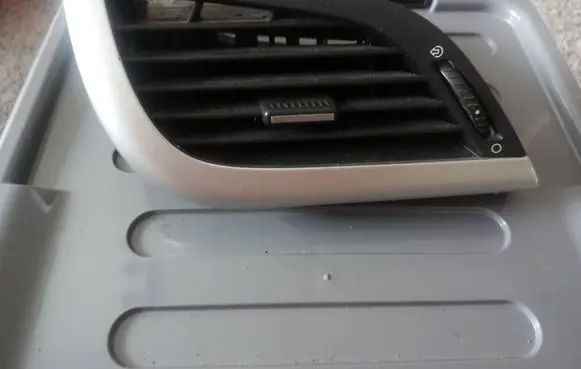 Peugeot 207 Dash center air vent grill 9650088577