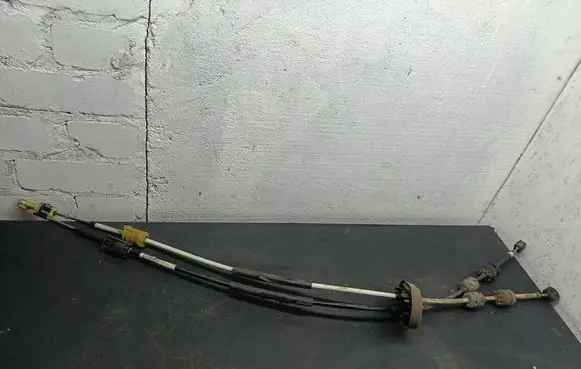 Opel Insignia A Gear shift cable linkage 55560992