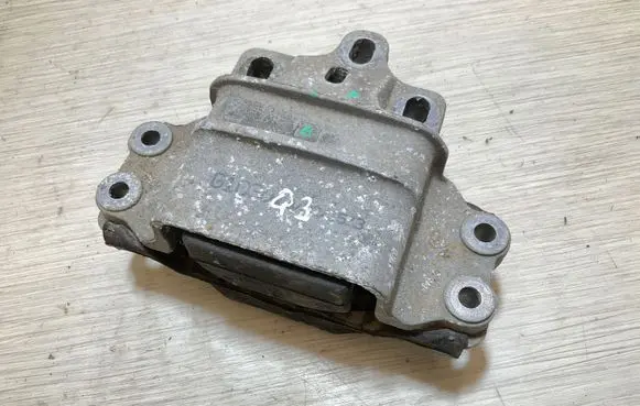 Audi Q3 8U Engine mount bracket 8J0199555