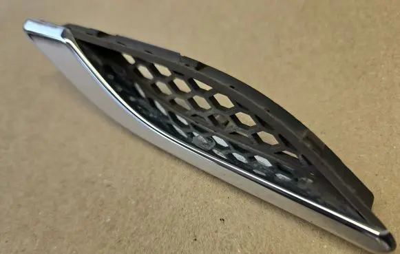 Maserati Ghibli Fender grill 670028906 10147550