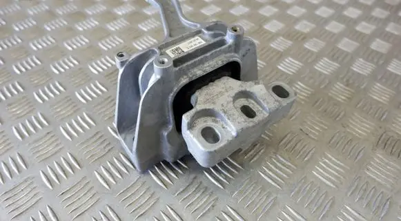 Volkswagen Tiguan Engine mount bracket 3Q0199262E