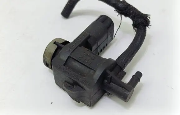 Volkswagen Golf IV Turbo solenoid valve 1J0906283C