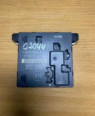 Mercedes-Benz E W211 Door control unit/module 2118201526 C2044