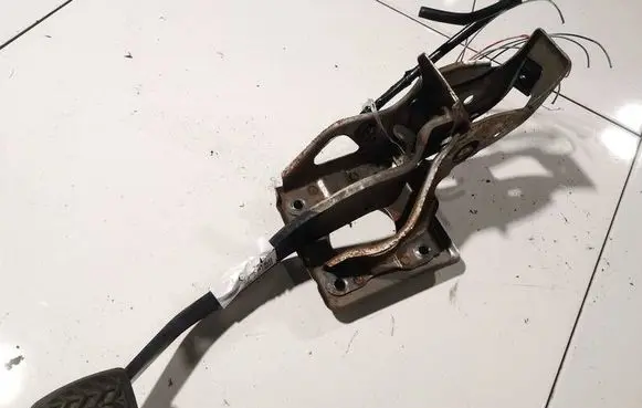 Toyota Avensis T250 Clutch pedal 