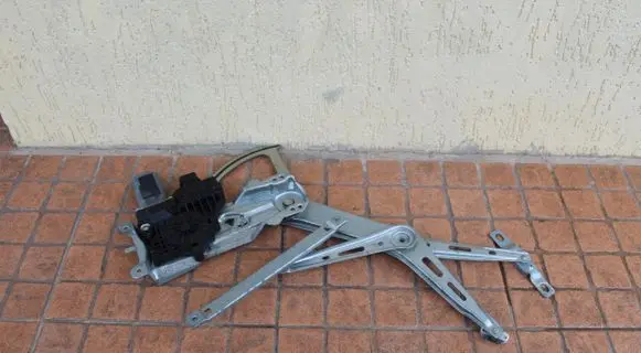 Opel Zafira B Front window lifting mechanism without motor 13132434