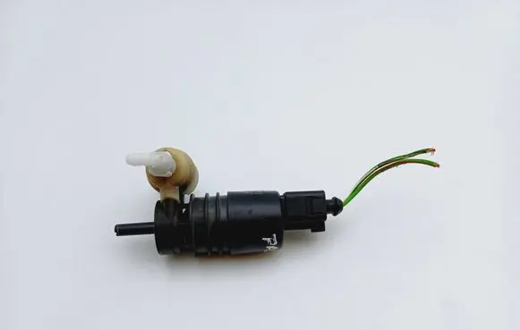 Volkswagen PASSAT B6 Windscreen/windshield washer pump 1K6955651