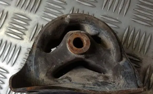 Honda Civic Engine mount bracket