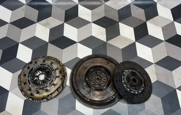 Land Rover Discovery 3 - LR3 Dual mass flywheel 