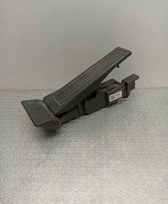 Accelerator throttle pedal