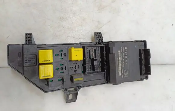 Opel Vectra C Fuse module 24400590 744492D 13165970