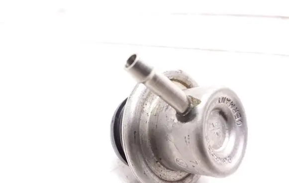 Volkswagen Golf IV Fuel pressure regulator 037133035