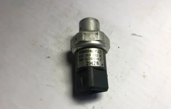Audi A6 S6 C5 4B Air conditioning (A/C) pressure sensor 8D0959482B