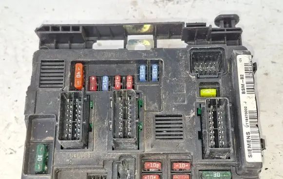 Peugeot 206 Fuse module 9650618580 U118470002J