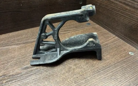 Engine mounting bracket