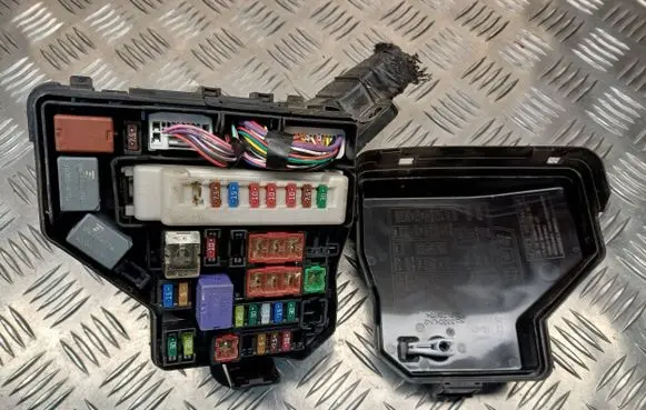 Toyota Yaris Fuse box set 826620D130 821110DY70K