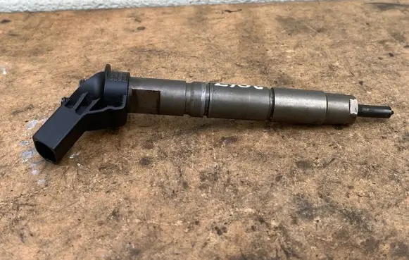 Mercedes-Benz E W211 Fuel injector A6420701387 070813 0445115