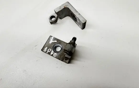 BMW 5 E60 E61 Front door upper hinge 7068073 7068077 0310