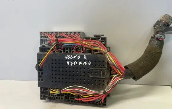 Volvo V70 Fuse module 8645410 8622520