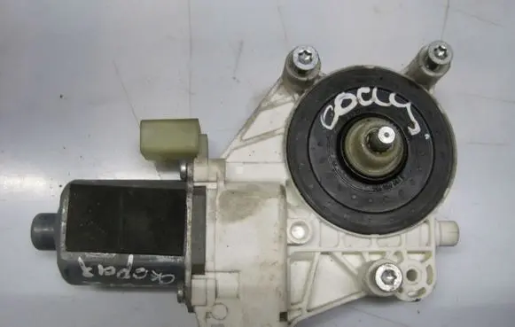 Mercedes-Benz Sprinter W906 Front door window regulator motor A0068205442