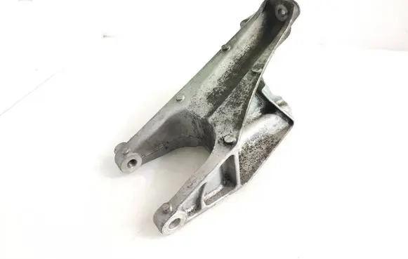 Engine mounting bracket