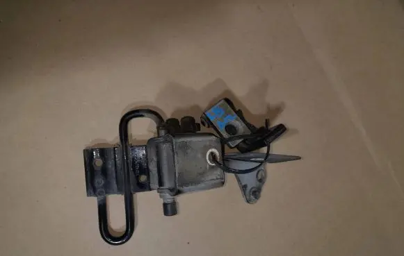 Audi A4 S4 B7 8E 8H Rear door lower hinge 8E0833412