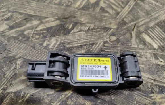 Mitsubishi Grandis Airbag deployment crash/impact sensor MN141004