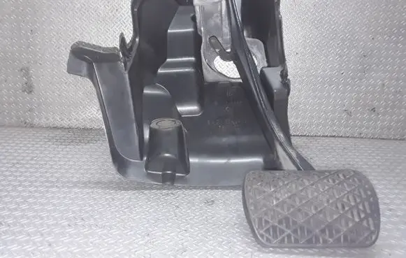 Mercedes-Benz E W211 Brake pedal A2116840918
