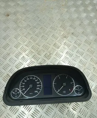 Mercedes-Benz A W168 Speedometer (instrument cluster) 240127 1031098100