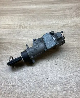 Volkswagen PASSAT B5.5 Ignition lock 4B0905851C 4B0905849