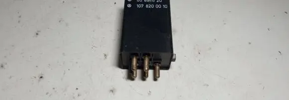 Mercedes-Benz E W124 Window control relay 05898620 1078200010