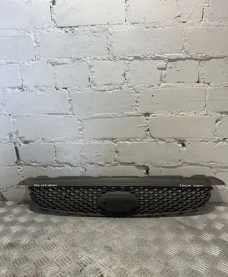 Ford Focus Front bumper upper radiator grill 4m518200