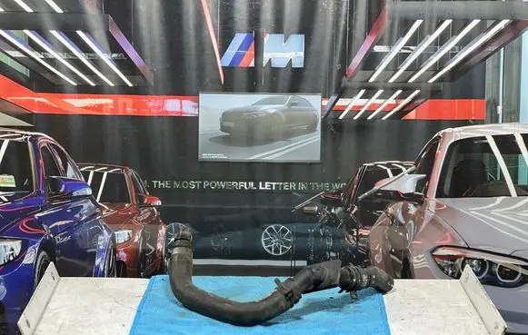 Mercedes-Benz GLE AMG (W166 - C292) Engine coolant pipe/hose A1668304096