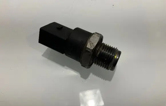 Mercedes-Benz E W211 Fuel pressure sensor A0041536728 0041536728