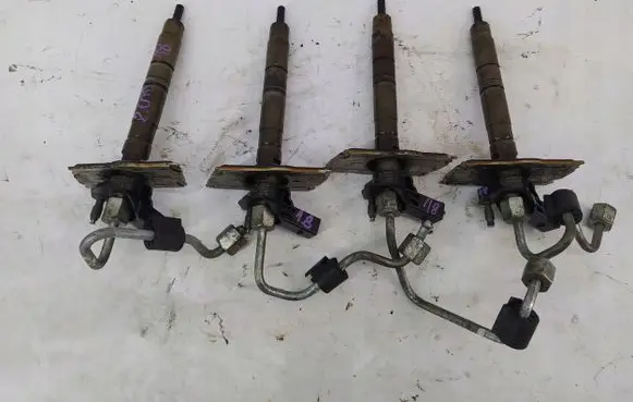 Volkswagen PASSAT B6 Fuel injector 03L130277