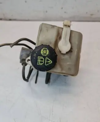 Volvo V70 Brake fluid reservoir 8646006