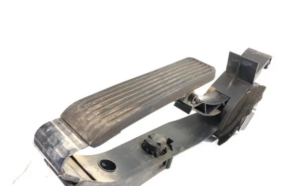 Mercedes-Benz C AMG W203 Accelerator throttle pedal A2033010001