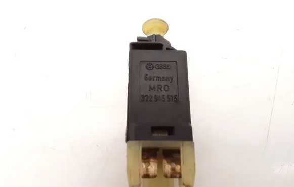 Volkswagen PASSAT B2 Brake pedal sensor switch 322945515