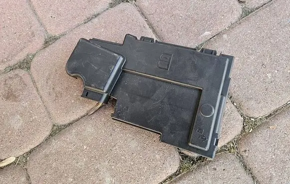 Opel Astra K Fuse box cover