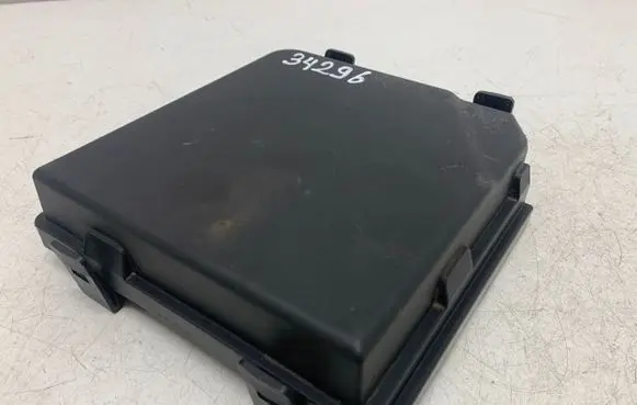 Nissan X-Trail T32 Fuse box cover 