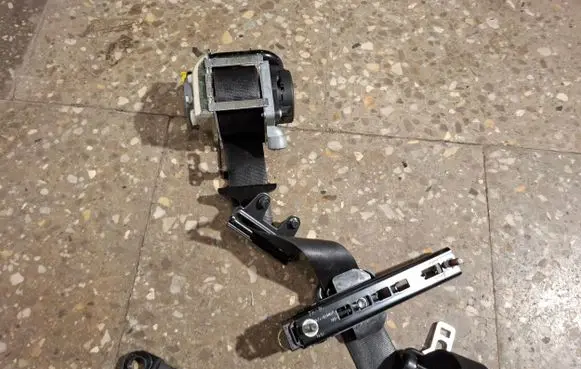Volvo S60 Front seatbelt P39800481 616155700 39800481