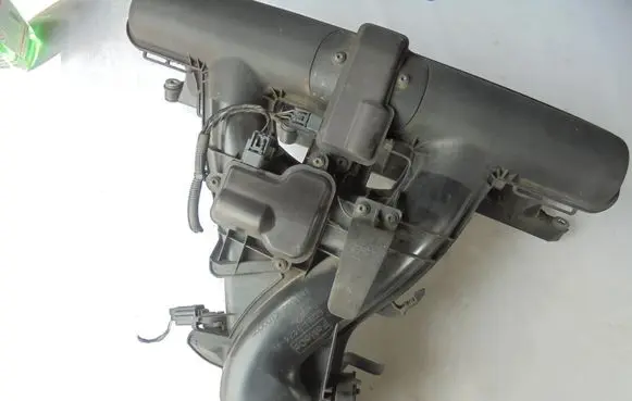 Volvo XC90 Intake manifold 6G9N-9424-AL