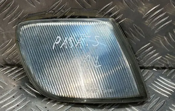 Volkswagen PASSAT B4 Front reflector 185101B