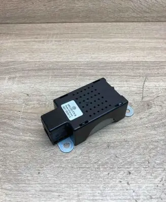 Volkswagen Golf VI Aerial antenna amplifier 5M0035570B